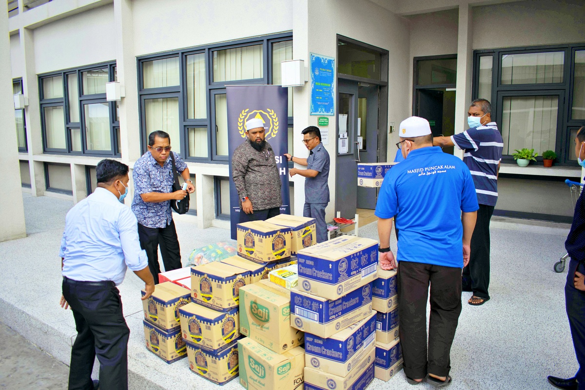 Penyerahan Sumbangan Bantuan Covid-19 - Masjid Puncak Alam 3